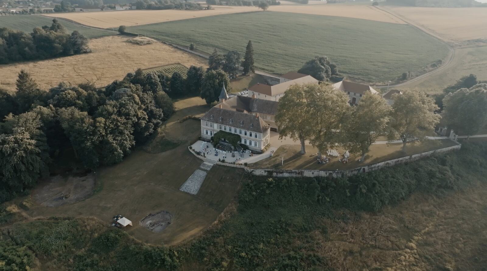 Vue aérienne par drone d'un château et de son parc pendant un mariage