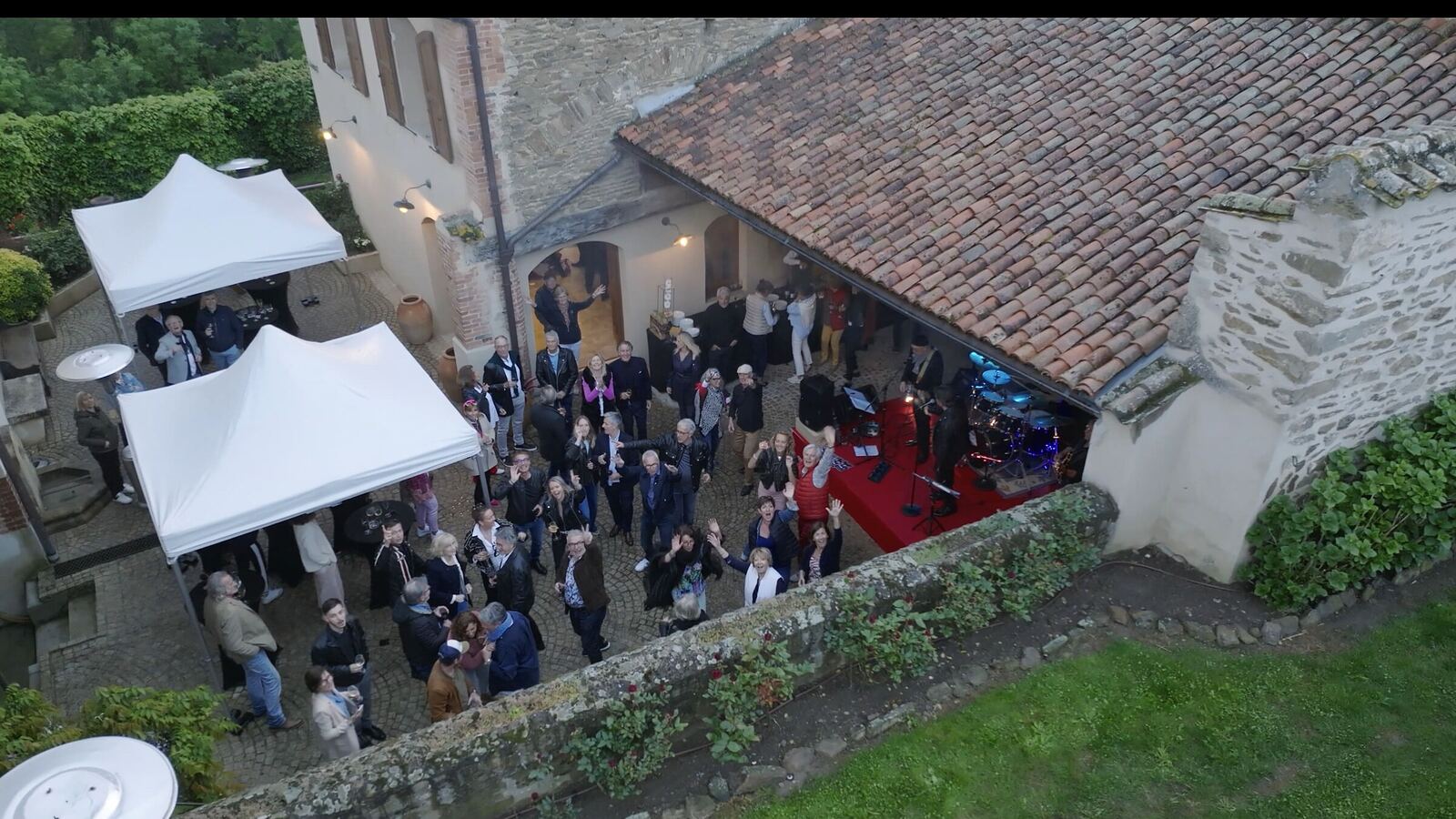 Vue de drone d'une réception d'entreprise dans une cour
