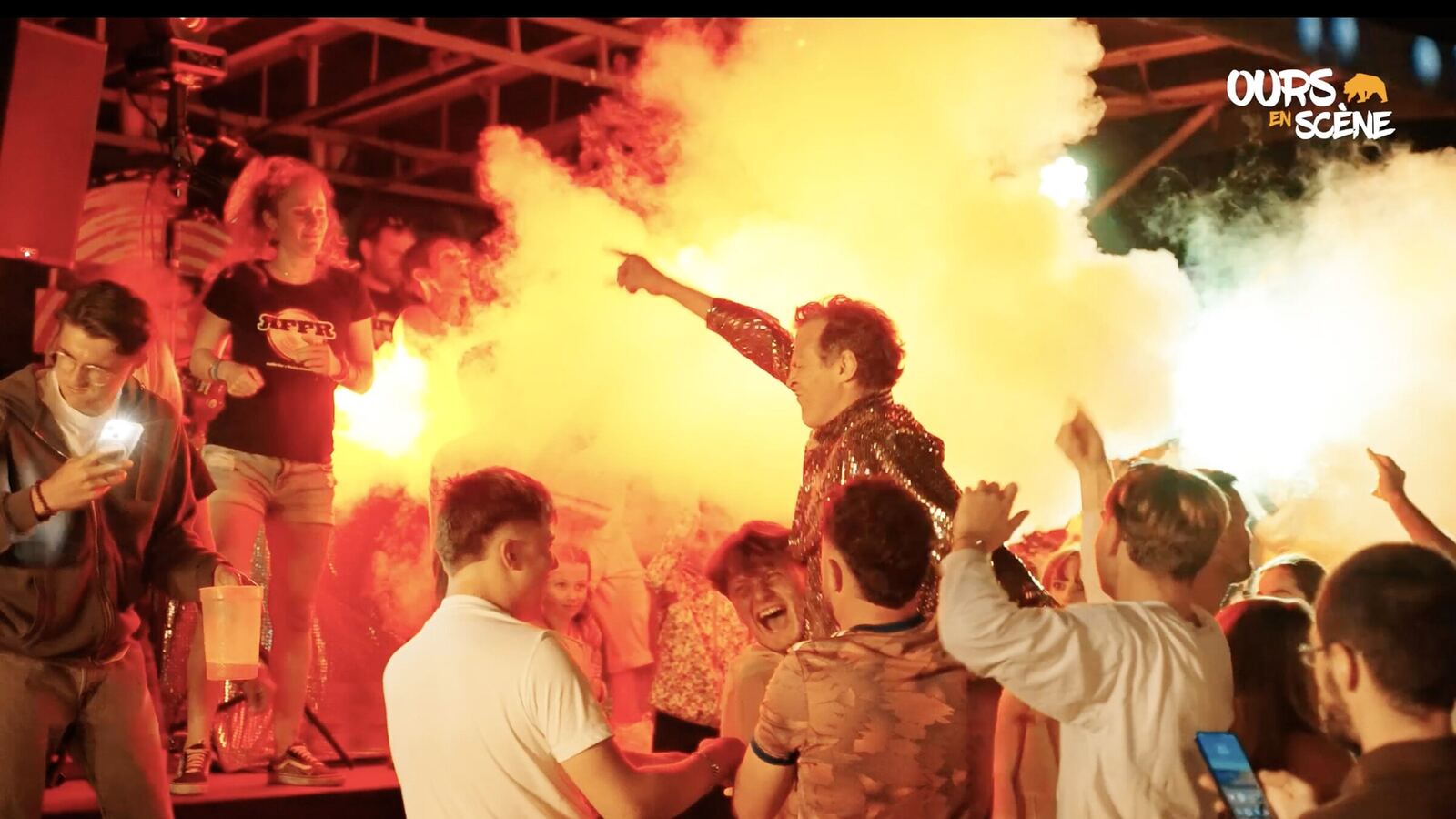 Le public en fête sous les fumigènes au festival Ours en scène