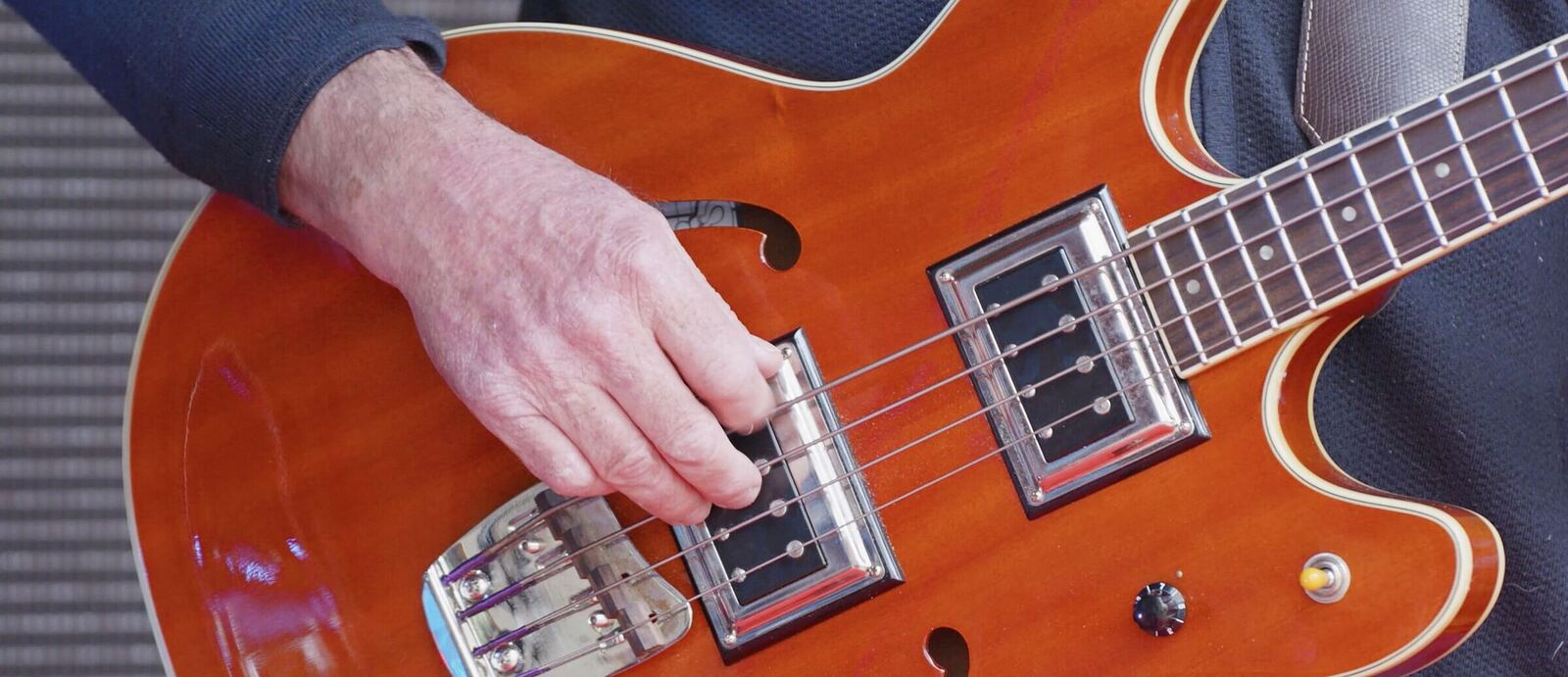 Gros plan sur une guitare basse pendant un concert