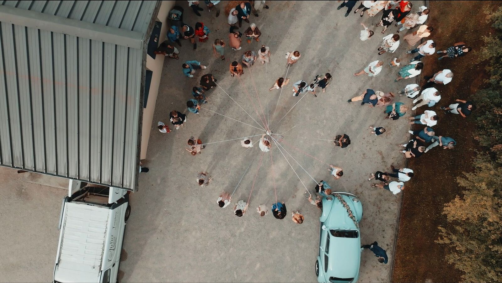Vue de drone à la verticale des invités formant un cercle