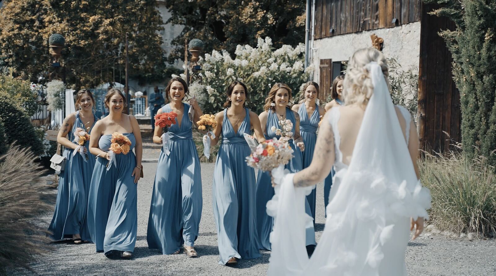 La mariée et ses témoins en robes bleues