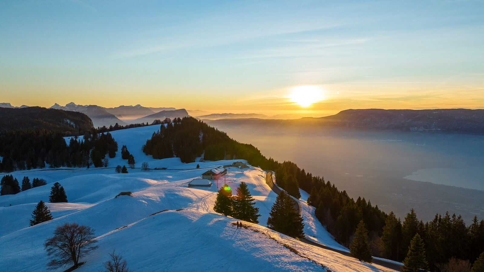 Coucher de soleil sur le lac du Bourget depuis un plateau enneigé