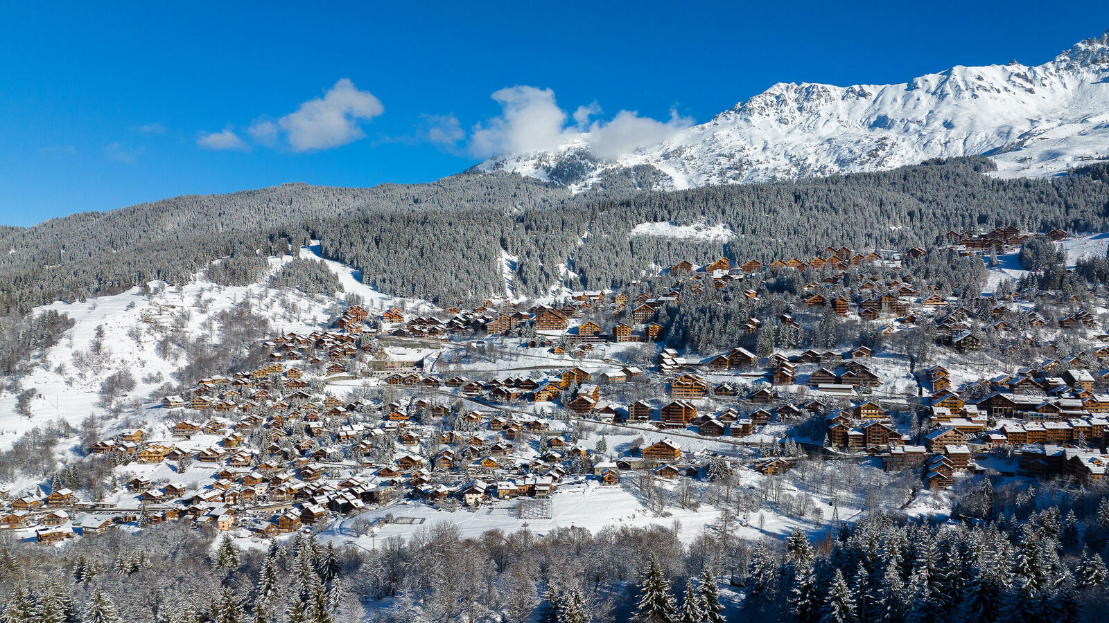 Station de ski au pied des sommets