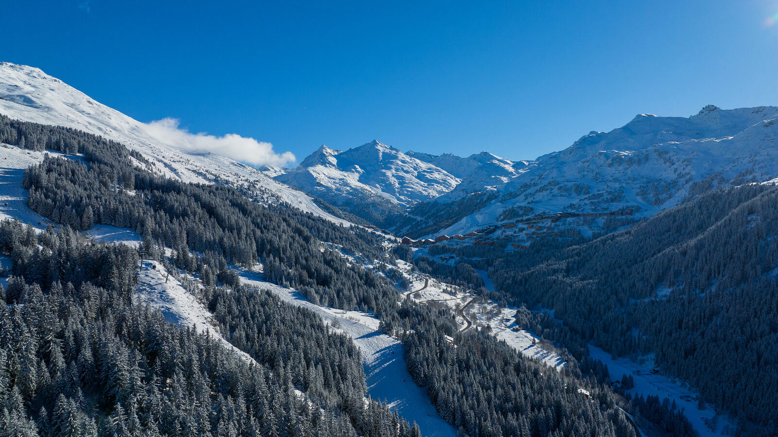 Vallée alpine enneigée sous le soleil