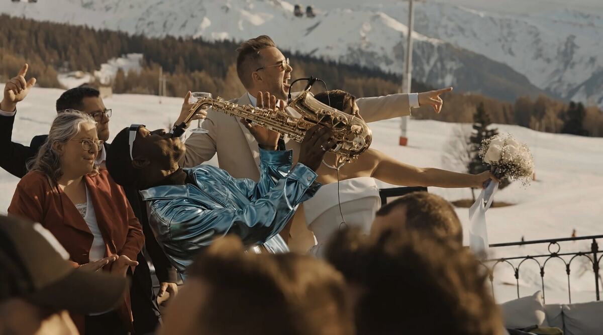 Saxophoniste et mariés sur une terrasse enneigée