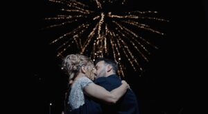 Marié devant feux d'artifice