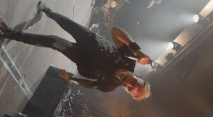 Chanteur Ours en scene